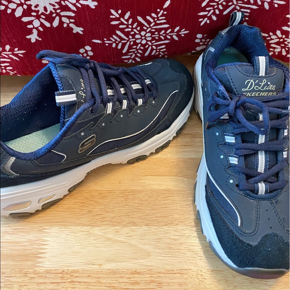 Skechers D’Lites Navy Blue Athletic Shoe (size 9.5)